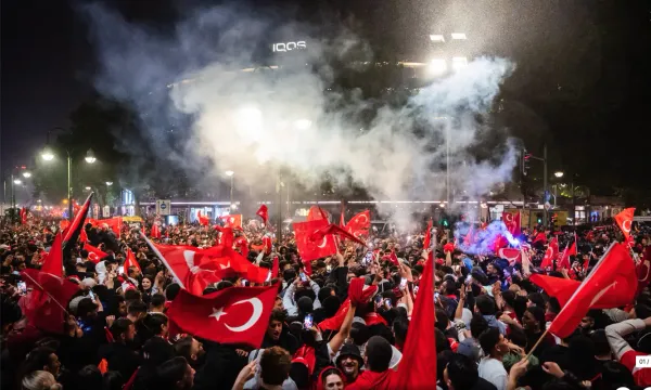 Zwischen Autokorso und Identitätskrise: Deutschlands langer Weg mit der türkischen Einwanderung