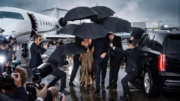 Taylor Swifts Schirm-Posse: Eine Flitterwochen-Satire