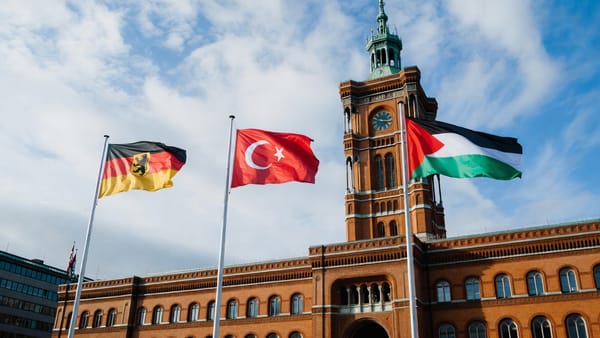 Armes Berlin: Wie das „Mamdani-Momentum“ die Hauptstadt endgültig in den Abgrund reißt